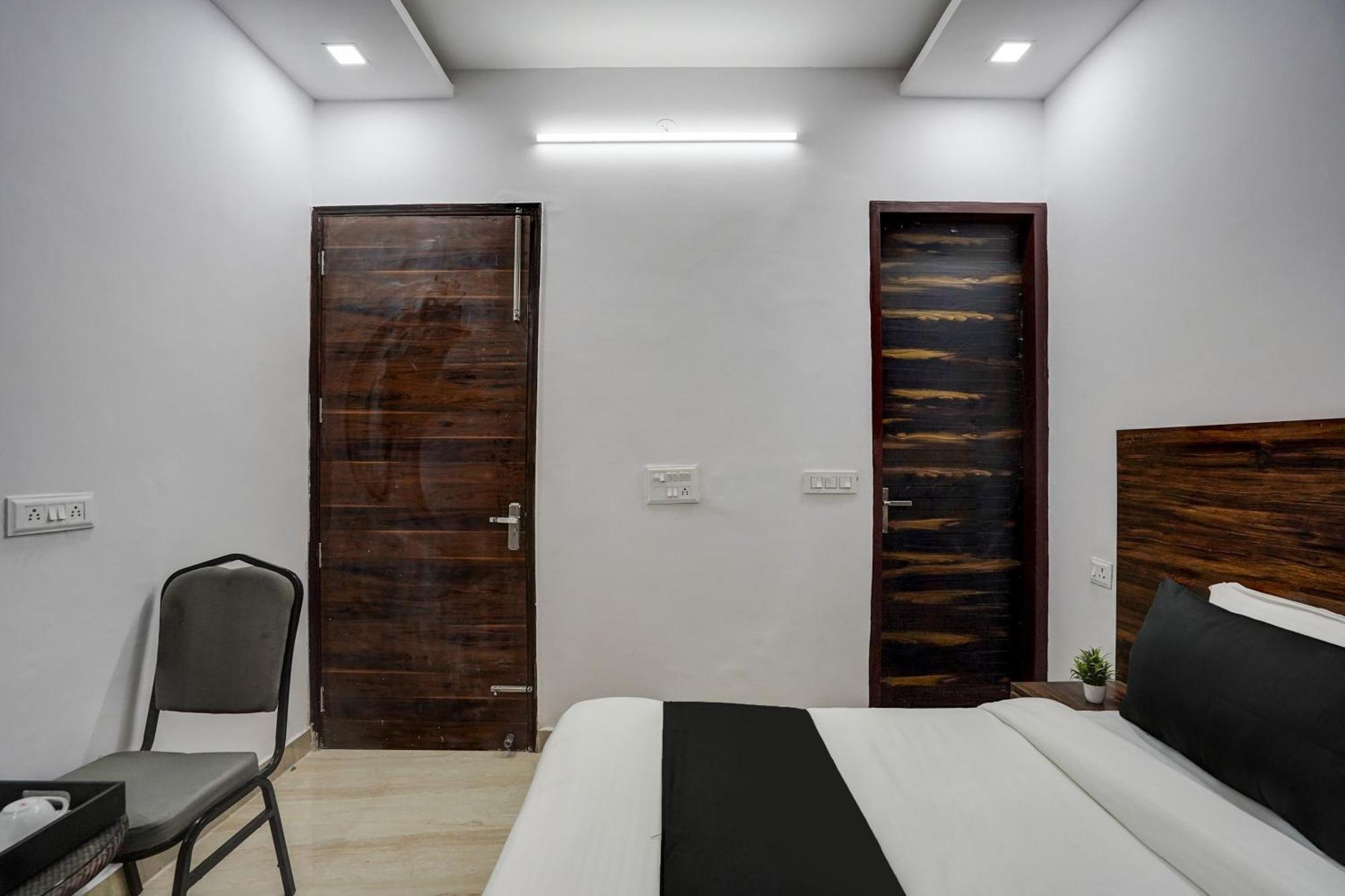 Townhouse Cloud Bay Hotel Gurgaon Buitenkant foto