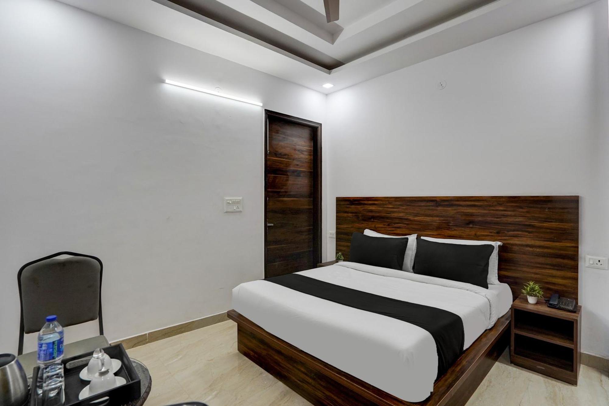 Townhouse Cloud Bay Hotel Gurgaon Buitenkant foto