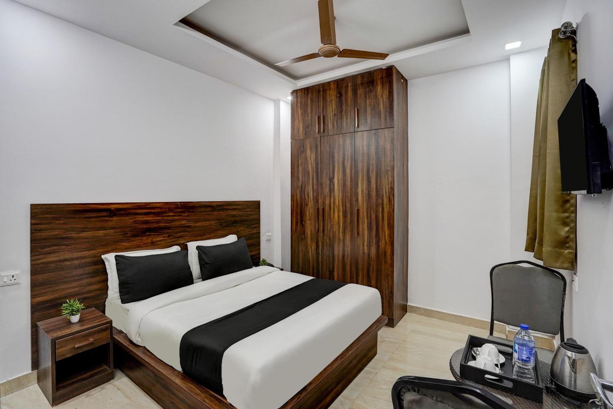 Townhouse Cloud Bay Hotel Gurgaon Buitenkant foto
