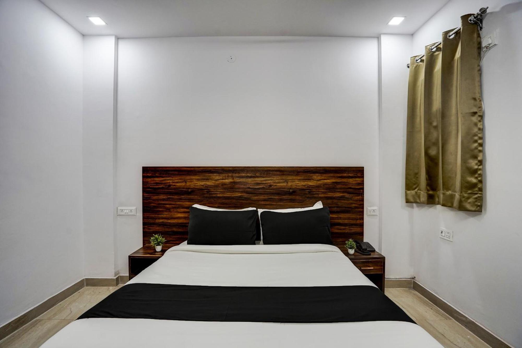 Townhouse Cloud Bay Hotel Gurgaon Buitenkant foto
