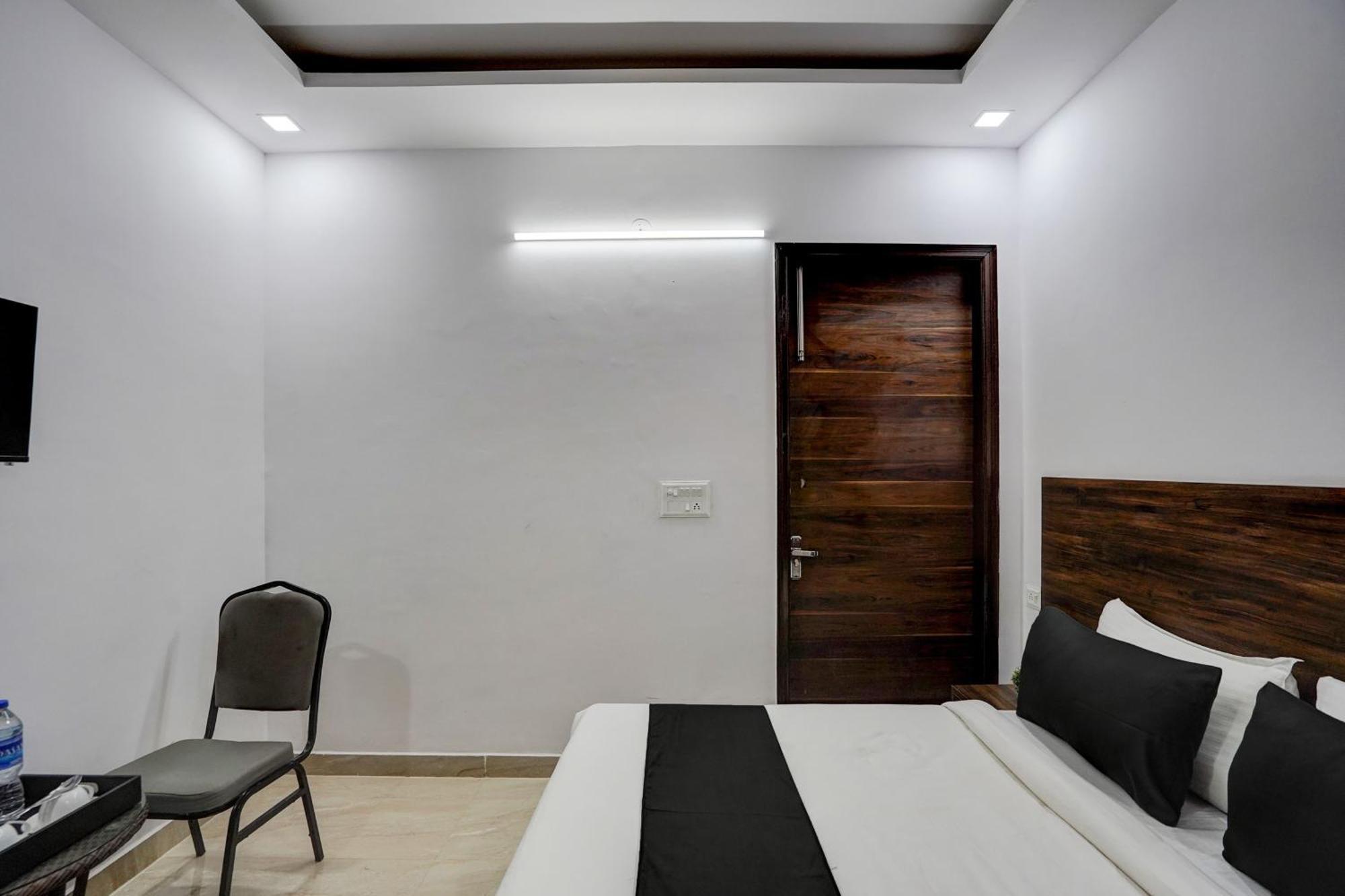 Townhouse Cloud Bay Hotel Gurgaon Buitenkant foto