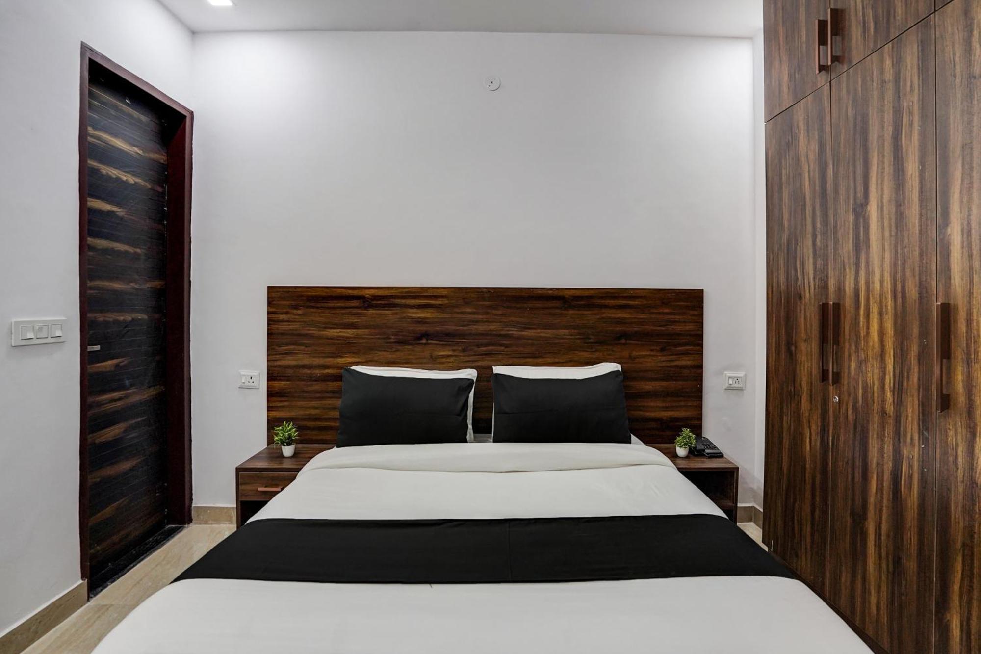 Townhouse Cloud Bay Hotel Gurgaon Buitenkant foto