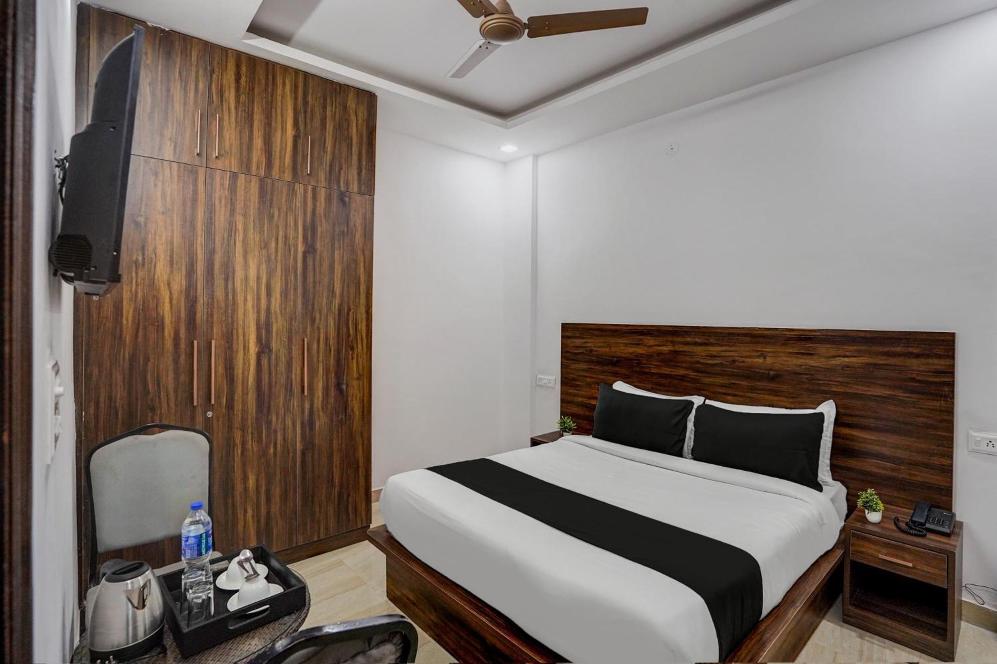 Townhouse Cloud Bay Hotel Gurgaon Buitenkant foto