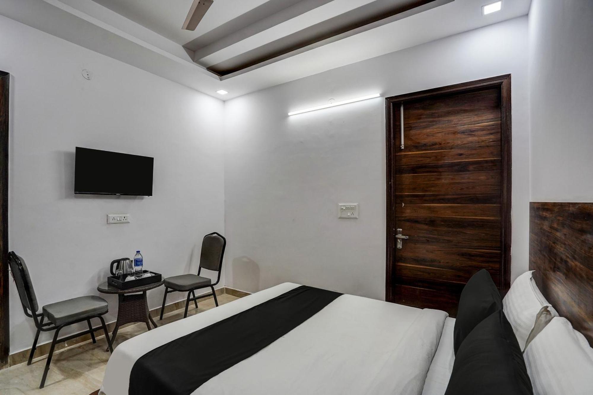 Townhouse Cloud Bay Hotel Gurgaon Buitenkant foto