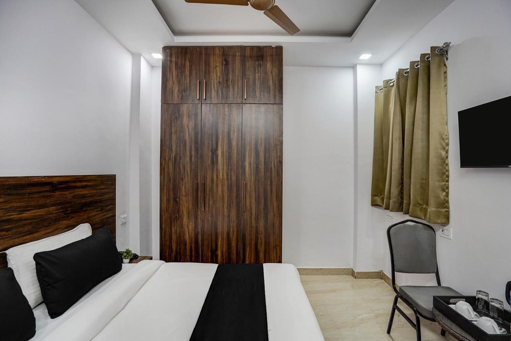 Townhouse Cloud Bay Hotel Gurgaon Buitenkant foto