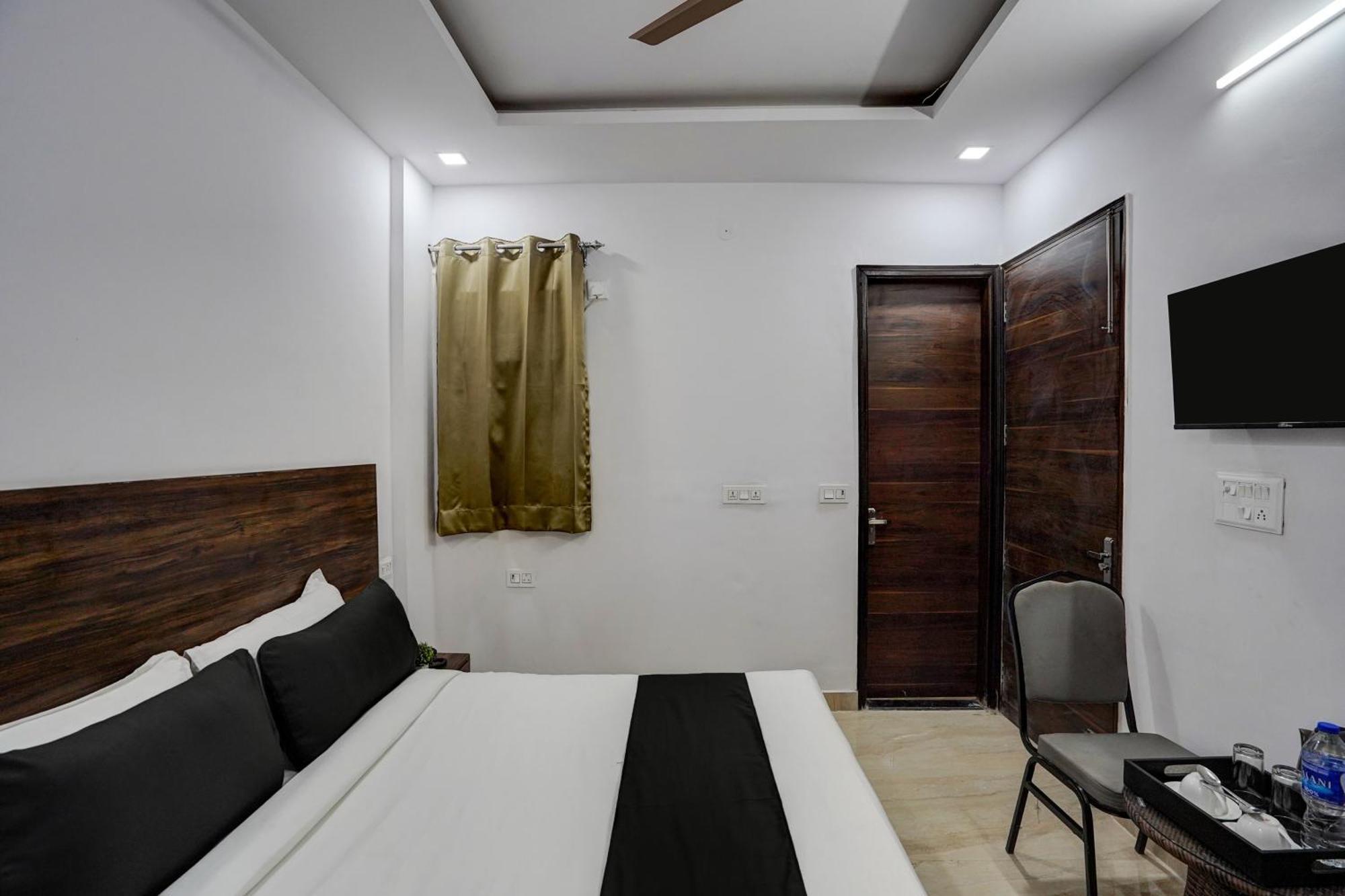 Townhouse Cloud Bay Hotel Gurgaon Buitenkant foto
