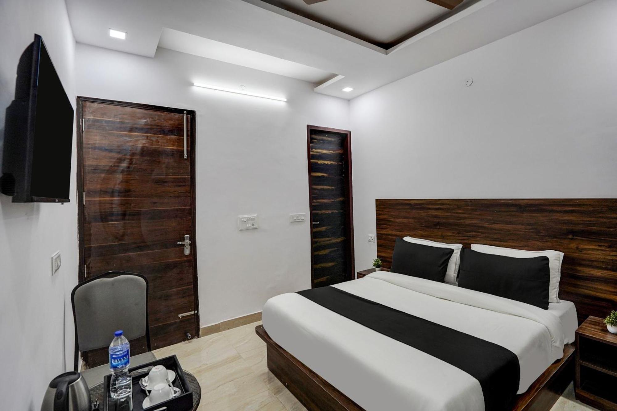 Townhouse Cloud Bay Hotel Gurgaon Buitenkant foto