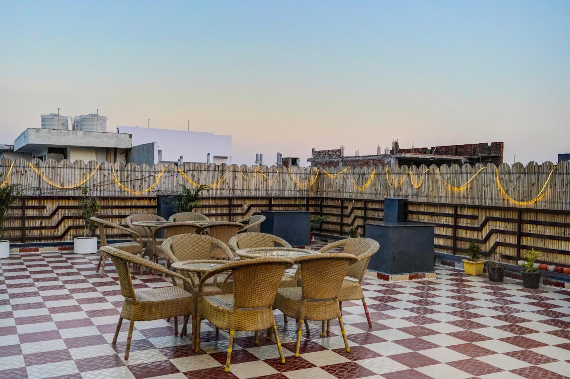 Townhouse Cloud Bay Hotel Gurgaon Buitenkant foto